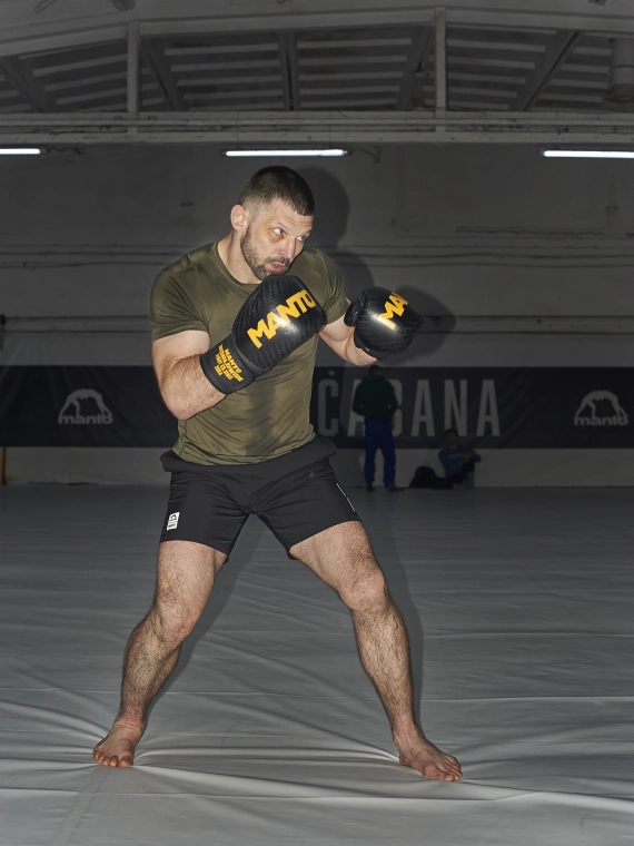 MANTO Trainingsshorts PULSE schwarz